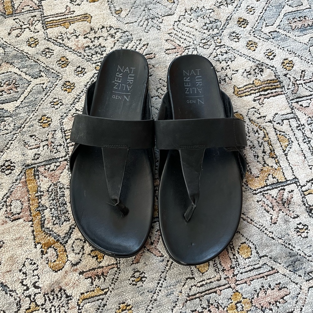 Naturalizer Black Gen Twirl Thong Sandals